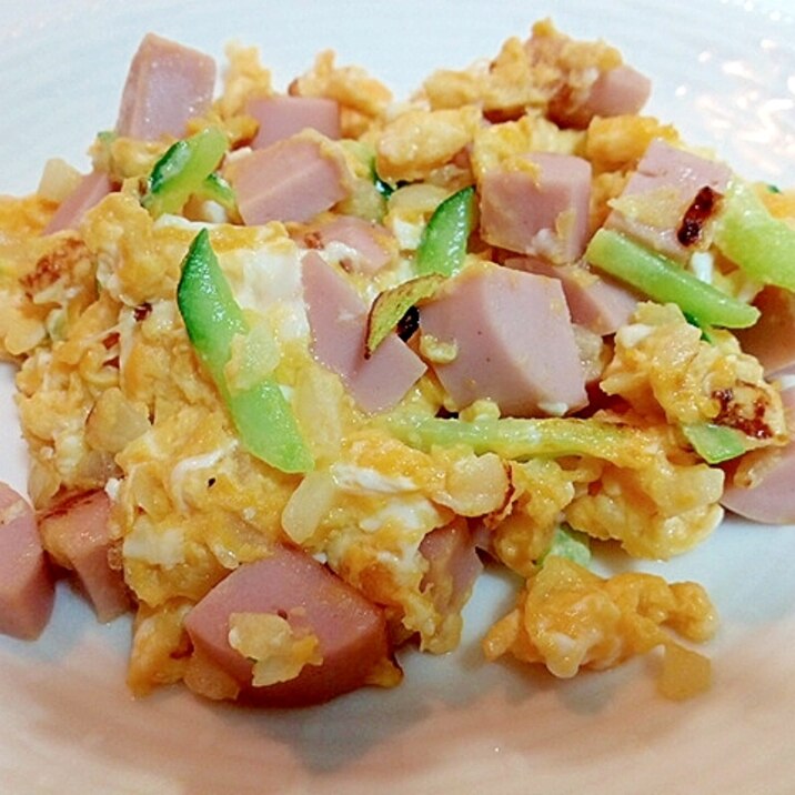 魚肉ソーセージと胡瓜と玉ねぎの卵炒め